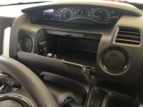 運転席アッパーボックスは、よく使うモノの収納に便利です。