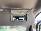 運転席側には鏡が付いています。身だしなみもばっちり確認できます