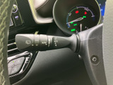 雨天時でもクリアな視界を確保し、安全運転をサポート。操作も簡単で、視線をそらすことなくワイパーを作動させることができます。