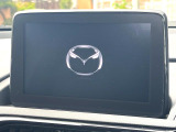 【7インチマツダコネクト】車内の雰囲気にマッチした大型のディスプレイ。スマホ接続でのナビ使用やBluetooth再生等、様々な機能が楽しめます。直感的なダイヤル操作が可能で、使い勝手も良好です。