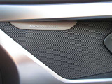 【Harman/kardon製 HiFiラウドスピーカー】スピーカーが高音域、中音域、低音域と別々に用意されており、様々な音楽ジャンルに合う音質を提供します。
