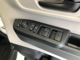 【窓操作部分】運転席のスイッチでは、すべてのウィンドーの開閉操作を行うことができます。