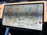 13.1インチの大型タッチスクリーンにてナビゲーションなど操作可能です。触覚的フィードバックの設定により物理ボタンのような操作打感での操作も可能です。