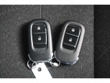 【スマートキー】キーをポケットやバッグに入れたまま車のドアの解錠・施錠、エンジンのON/OFFが行えます。