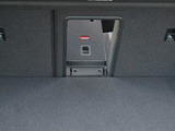 後席中央部分を開閉し、長尺物の積載にも対応しています!