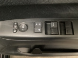 【パワーウィンドウスイッチ】ワンタッチで、パワーウインドウやドアミラーを操作できます。