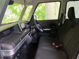 シンプルで使いやすい内装。運転席からの視界も良好で、安心感のあるドライビングをサポートします。