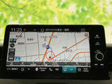 鮮明な地図表示で、スムーズなナビゲーションを実現。目的地までのルートを分かりやすく表示し、安全運転をサポートします。最新の交通情報も確認できます。