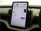 コンセントタイプ(3kW)やウォールボックスタイプ(6kW)の充電器を用いて、ご自宅で簡単充電。一般的な家庭用の200V交流充電ケーブルで1時間あたり7〜14kmを走行できる電力を充電できます。