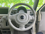 しっかりと握りやすいステアリングは、長距離運転でも疲れにくい設計です。操作系の配置も工夫されており、ドライバーを優しくサポートします。
