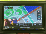 鮮明な地図表示で、スムーズなナビゲーションを実現。現在地情報や周辺施設の情報も確認できます。