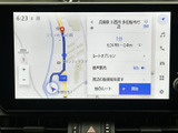 鮮明な画面で、目的地までのナビゲーションをサポート。お好みの音楽やラジオも楽しめます。スムーズな操作で快適なドライブを。