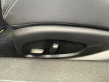 左ハンドル運転席側の電動シート調整スイッチです。体型に合わせたポジションへ無段階でスムーズに調整可能。スイッチ類のグラつきや目立つキズもありません。