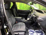 運転席まわりには十分なスペースがあり、大柄な方でもゆったり運転していただける環境です。