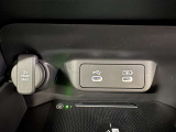 ナビ接続も可能なUSBジャックと急速充電対応のUSBポート、12Vシガーソケットが付いています♪