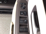 運転席のスイッチで全てのウィンドウの開閉操作を行うことができます。ロックボタンをONにしておくと、運転席以外のウィンドウは作動しないのでお子様を乗せているときなども安心ですね♪