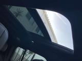 スライディングパノラミックルーフ装備。昼間は心地良い日の光を、夜は満天の星空をご覧いただけます。