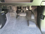 サイドブレーキは手元です。このため運転席の足回りの空間が広くなり、スッキリしています♪