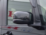 【ドアミラーウインカー】ドアミラーにウインカーを装備しています。対向車に自身の進行方向を合図し安全に運転できます。
