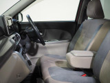 運転席にはアームレストが備わっています。