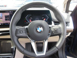 BMWのステアリングは「正確さ」「自然な応答性」「一体感」を重視して設計されており、特に路面情報の伝わり方と車体との一体感が他メーカーと大きく異なるのが特徴です