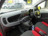 視界が広く運転しやすい運転席まわりです。各スイッチ類の位置も直感的に操作しやすく、長距離ドライブでも疲れにくい設計になっています。