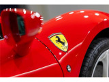 スクーデリア・フェラーリ・フェンダーエンブレムが装着されております。