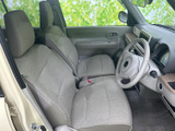 シンプルながらも機能的な内装。運転席から手が届きやすい位置にスイッチ類が配置され、操作性に優れています。