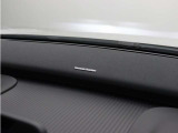 【harman/kardon】5つのスピーカーを内蔵したサウンドバーにより、ドライバーを包み込む音場を実現しました。また、洗練されたミニマルデザインは、キャビンをスタイリッシュに彩ります。