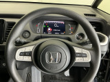 ステアリング右手側に安全運転支援機能のホンダセンシングをコントロールするスイッチ、左手側にオーディオ関連のコントロールスイッチを配置、視線を逸らすことなく運転に集中できます
