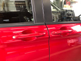 【ドアハンドル】Hondaスマートキーを携帯し、ロックボタン、ドアハンドルを操作することで施錠や解錠ができます。