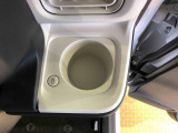 便利なドリンクホルダーが付いています。