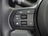◆ハンドルに【オーディオリモコンスイッチ】が装備されてます。視点をそらすことなく、ボリューム調整・オーディオソース切替・選曲が出来ます。安全運転しながら操作が可能になりました。