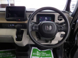 当店では専任のメカニックが大切なお客様のお車を一台一台丁寧に整備いたします。自社認証工場にてリフトアップし下回りまでキッチリ検査いたします。