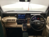 運転席と助手席の間はすっきり、移動も楽々です。さっと手が届く位置にATセレクトレバーやエアコンスイッチなどがあり操作性に優れています