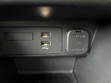 センタコンソールにはUSB2つシガーソケットが装備されています。