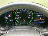 視認性の高いメーター類で、運転に必要な情報を的確に把握できます。ドライバーの心を掴む、洗練されたデザインです。