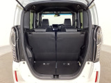 開口部も広く荷物の積み下ろしもしやすいお車となっております。シートの背もたれは5:5の割合で背もたれを可倒でき、前後のシートスライドもできるので荷室をひろげることができます。