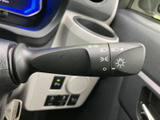 シンプルで使いやすいウインカーレバー。視認性の高い操作で、安全な車内空間を演出します。