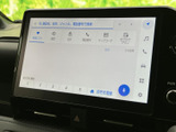 使いやすいインターフェースで、スムーズなナビ操作や音楽再生が可能です。目的地設定や音量調整も簡単に行え、快適なドライブをサポートします。