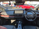 運転席写真です。革巻ステアリング