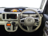 運転席まわり。スイッチやレバー等が使いやすく配置されています。