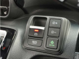 【オートライト】周囲の明るさに応じて自動でヘッドライトの点灯・消灯ができる機能です。ライトの付け忘れ・消し忘れなどが無くなり、雨の日や夕方の走行も安心。トンネル通過時も便利です