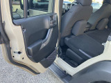 オフロード走行にも対応できる本格的なSUV。 ラングラーの5ドアモデルで、後部座席の乗降性や積載性が向上しています。
