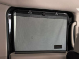 【後席ロールサンシェード】日差し対策だけでなく、夏場は車内の温度上昇もできるだけ防ぎ、エコ走行につながります。