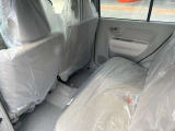 後部座席も十分な広さがあります!シートを倒せば荷物もさらに沢山積めますね♪