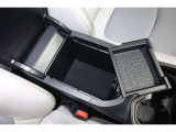 運転席からも助手席からも手が届きやすく、小物などを置いておくのにとても便利♪