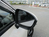 【後側方車両検知警報】車両後部の左右に設置したレーダーにより、死角になりやすい後側方の車両を検知。車線変更する時などに役立ちます。