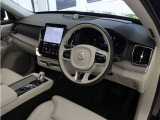 インストルメントパネルは僅かに運転席側へと傾けられているほか、余計なスイッチ類を可能な限り排し、運転に集中しやすい環境を造り出しています。