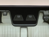 【スマートアシスト】走行中に前方の車両等を認識し、衝突しそうな時は警報とブレーキで衝突回避と被害軽減をアシスト。より安全にドライブをお楽しみいただけます。